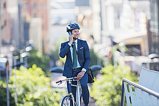 商务人士,套装,头盔,坐,自行车,交谈,手机,城市