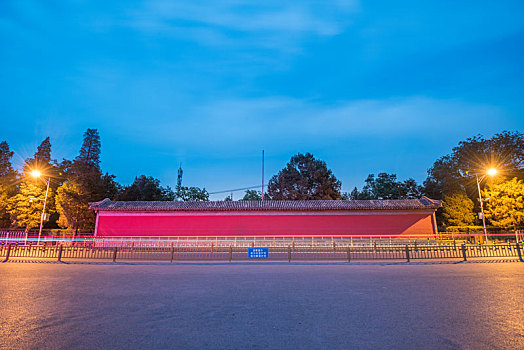 夕阳下的中国北京颐和园的湖泊园林建筑