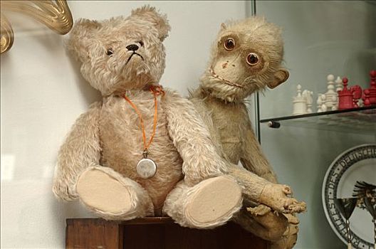 两个,老,破旧,毛绒玩具,泰迪熊,猴子,古董店,中间,弗兰克尼亚,巴伐利亚,德国,欧洲