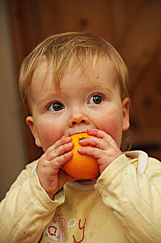 宝贝女孩,尝试,一个橘子