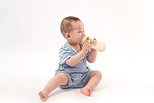 可爱宝宝坐在地上喝牛奶