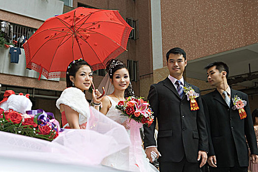 中式婚礼,新郎,新娘,站立,伴娘,伴郎