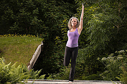 女人练瑜伽的动作图片图片