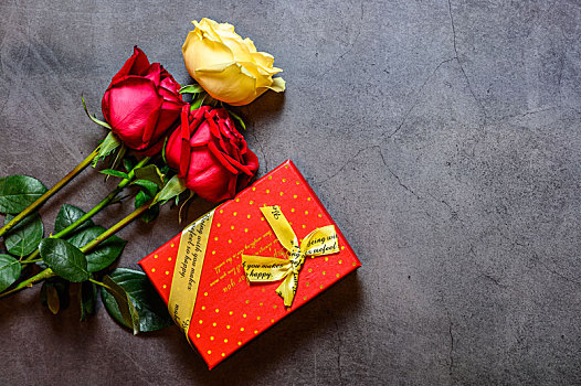 玫瑰花和礼盒