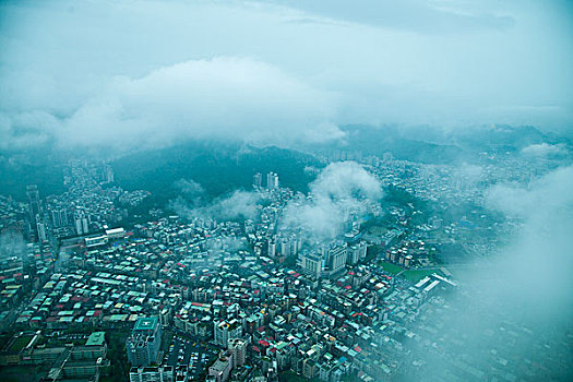 台湾台北市139大厦上眺望云雾中的台北市景