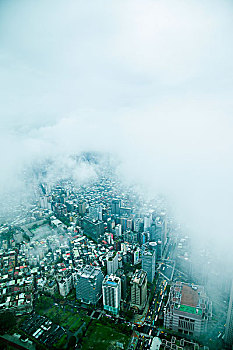 台湾台北市146大厦上眺望云雾中的台北市景