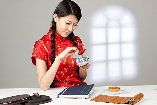 中国女子喝盖碗茶