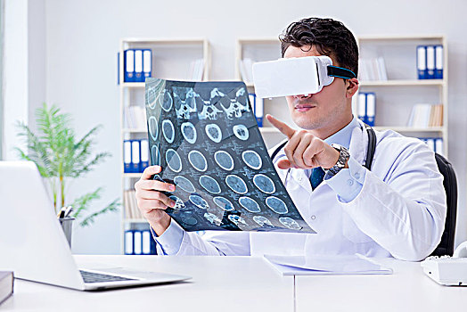 年轻,博士,看,核磁共振扫描,眼镜