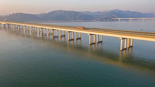 广西梧州,隆冬g65包茂高速浔江大桥美如画