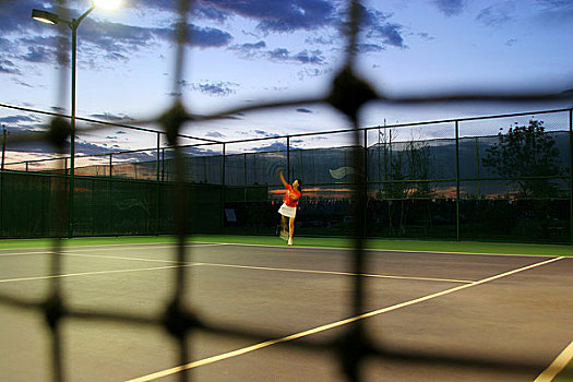 夜晚打网球