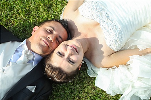 新婚夫妇,躺着,草