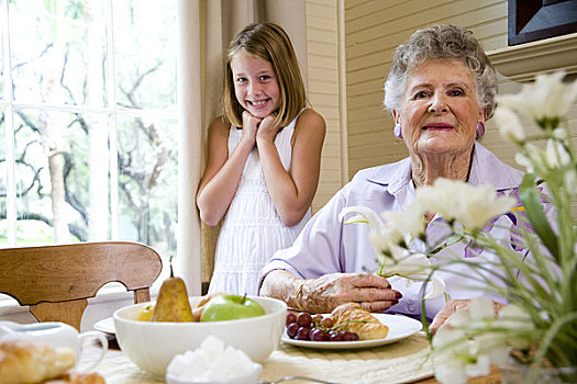 女孩,祖母,早餐桌