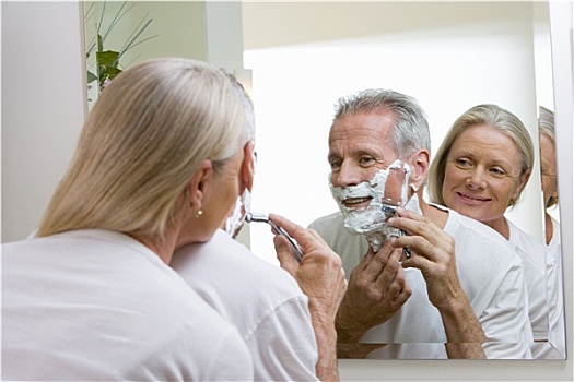 老人,剃,在家,女人,搂抱,男人,看,反射,浴室镜,后视图