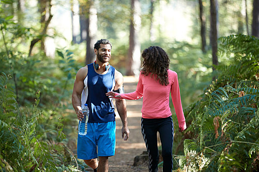 男性,女性,跑步,分享,瓶装水,树林