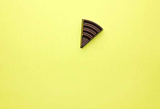 巧克力块,黄色背景