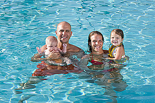 肖像,年轻家庭,微笑,游泳池
