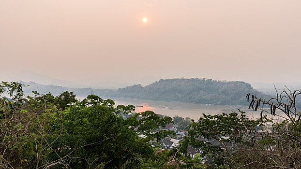 从普西山顶观日落时分的老挝琅勃拉邦古城