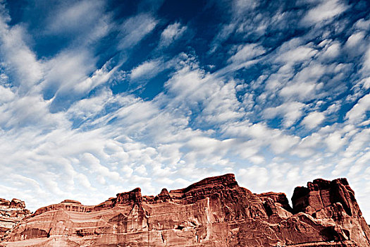 沙岩构造,多云,蓝天
