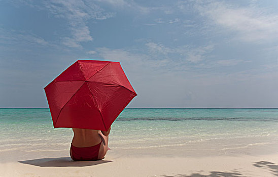 坐,女人,伞,海滩