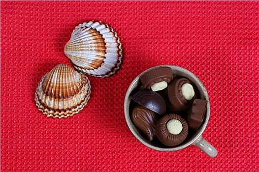 巧克力,果仁糖,糖果,杯子,壳,红色背景