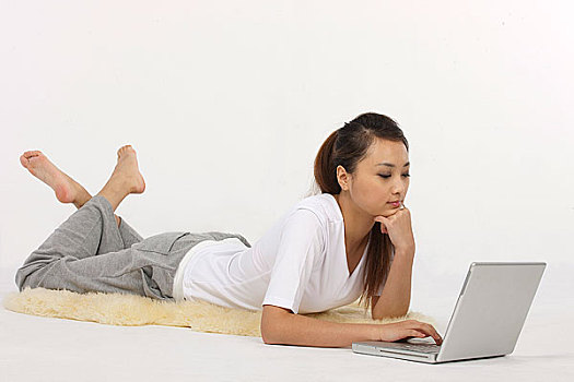 年轻女人使用电脑