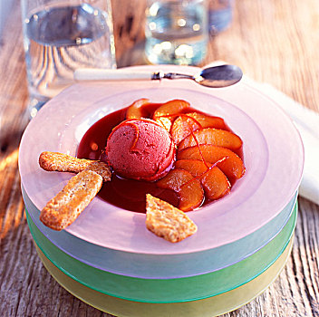 草莓冰糕,桃,葡萄酒