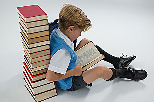 男生,读,书本,坐,一堆,白色背景,背景