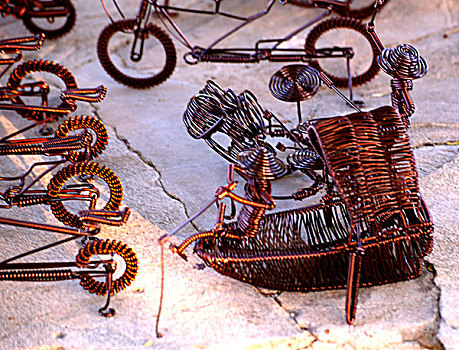 用铜丝手工编织的自行车和渔船的艺术品