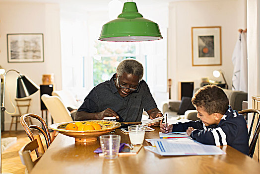 爷爷,餐桌,孙子,家庭作业
