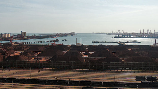 山东省日照港,航拍港口繁忙的铁矿石装卸作业现场