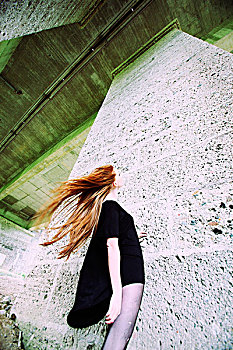 女人,长,红色,头发,桥,看,向上