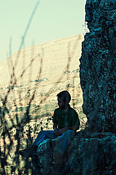 剪影,男孩,坐,岩石上