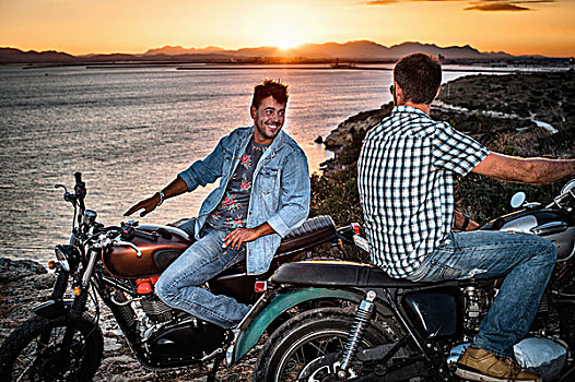 头像,两个,男性,摩托车手,朋友,海岸,日落,萨丁尼亚,意大利