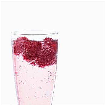 矿泉水,树莓,玻璃杯