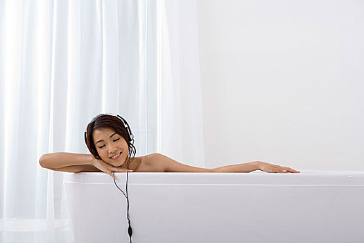 在浴室中听音乐的女孩