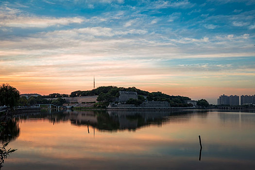 湖北荆州古城黄昏的美景
