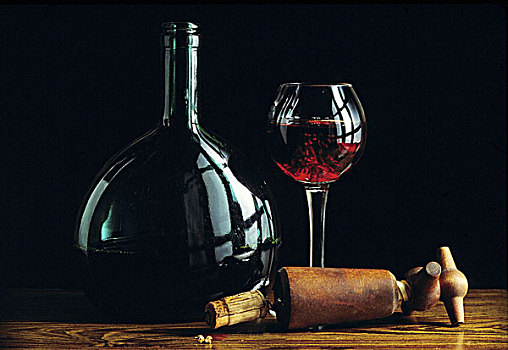 宽,葡萄酒瓶,一个,玻璃杯,红酒,木,开瓶器,软木塞,黑色背景