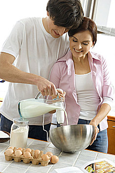 年轻,情侣,烘焙,一个,饼,手持搅拌器,奶壶