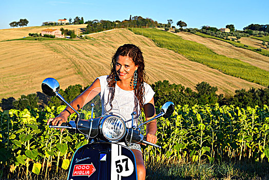 女人,低座小摩托,摩托车,马希地区,意大利,欧洲