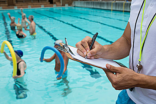 游泳,教练,文字,写字板,靠近,池边,腰部