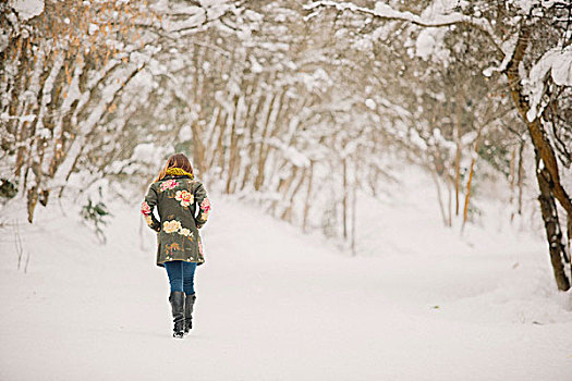 女人,走,雪地,树林