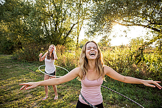 两个女孩,乡村,环境,玩耍,呼拉圈
