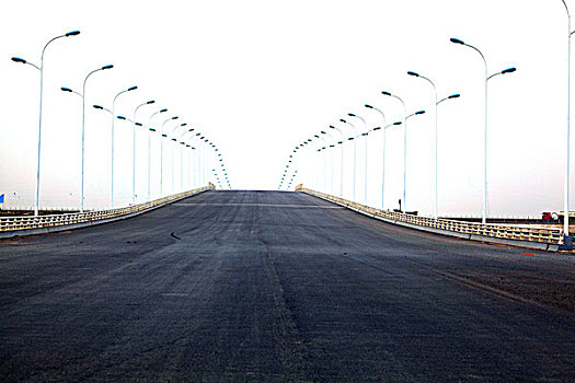 空旷的公路桥和两边的路灯