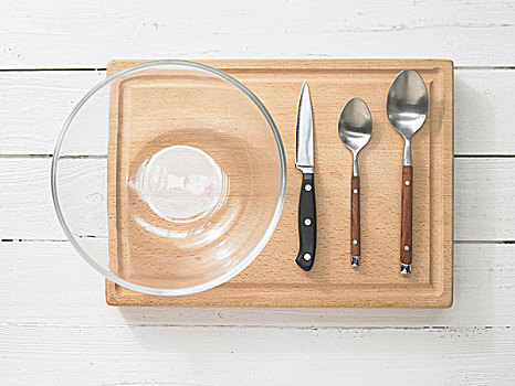 厨具,玻璃碗,两个,勺子,厨刀,木质,案板