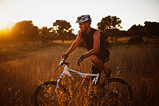 一个,男人,骑,自行车,高草,日落,安达卢西亚,西班牙