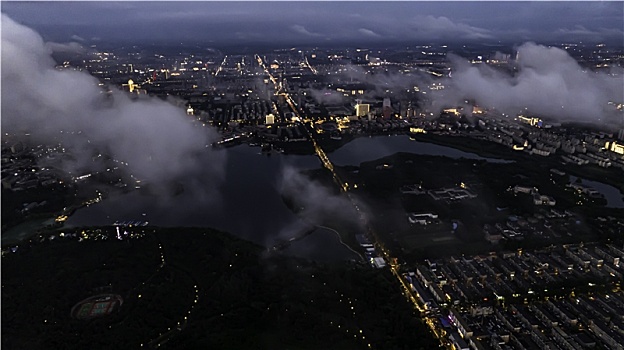 落日余晖下的中国长春城市风景