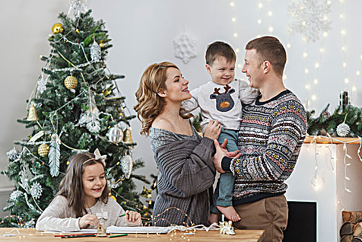 父亲,母亲,拿着,儿子,女儿,坐,桌子,圣诞树