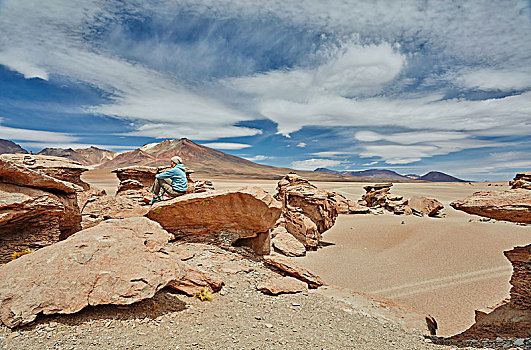 坐,女人,岩石上,观景,别墅,波托西地区,玻利维亚,南美