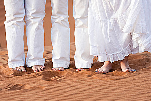 家庭,穿,白色,衣服,站立,赤足,沙子,下部