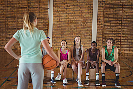 女性,教练,站立,篮球,篮球场,后视图
